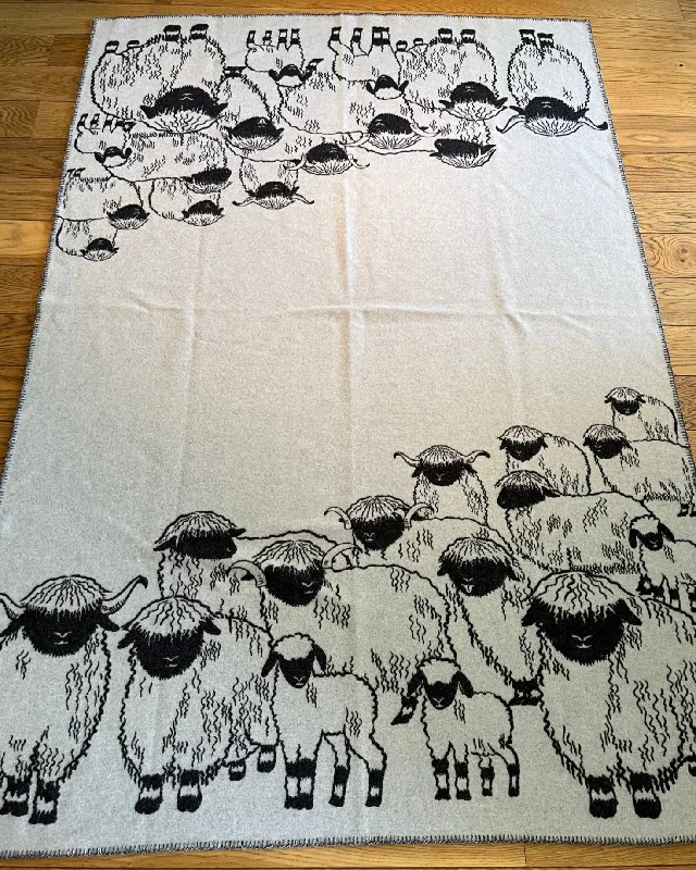 Savings Event Blacknose Sheep blanket, grey border