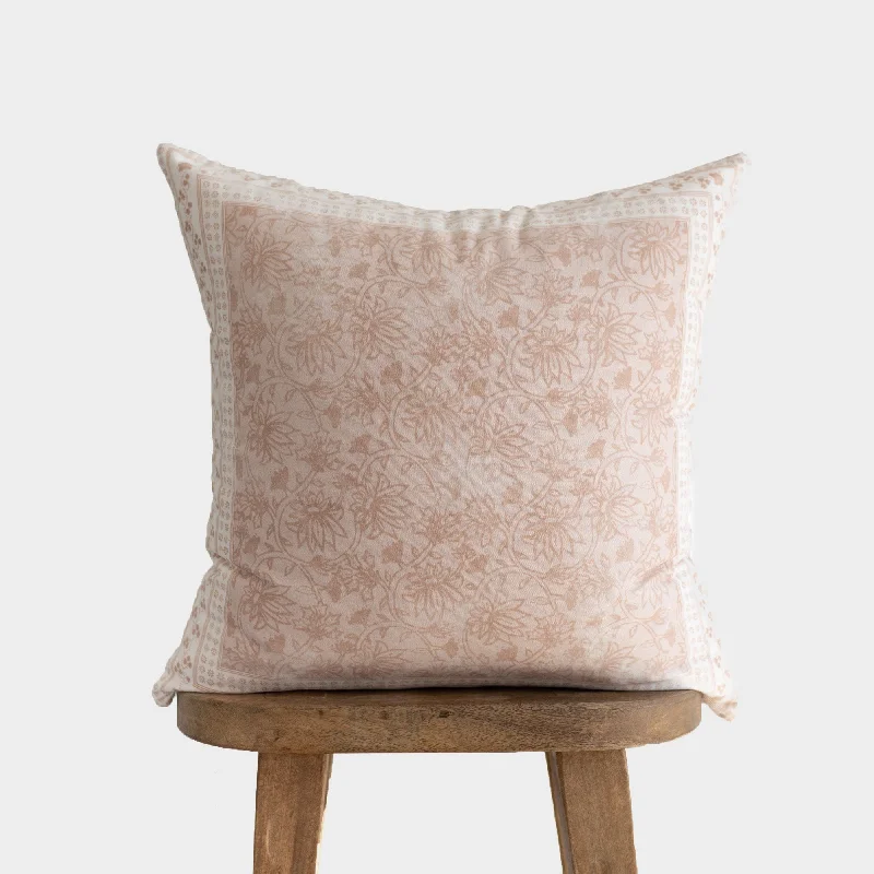 Weekend Shopping Extravaganza Ives - 18" | 22"